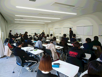  龍谷大学瀬田キャンパス内で学生に向けての講演